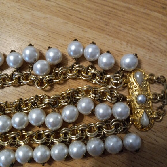 VINTAGE GOLD TONE w THREE R0WS GLASSS PEARLS BRACELET - Picture 4 of 4